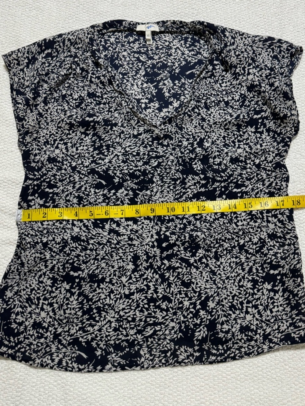 Joie Suela 100% Silk Navy/White Print Cap Sleeve Size S Lightweight Blouse - Picture 9 of 12